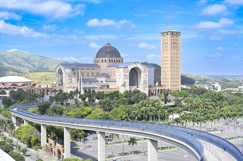 Vista da Basílica de Aparecida e dos jardins do Santuário