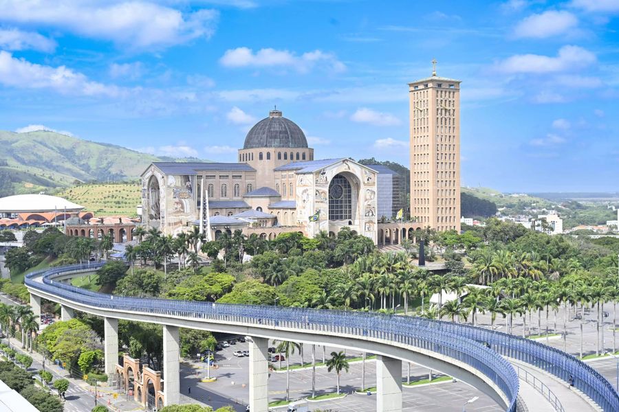 Vista da Basílica de Aparecida e dos jardins do Santuário