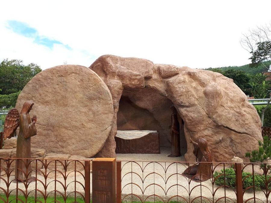 Capela em pedra no Caminho do Rosário, às margens do rio