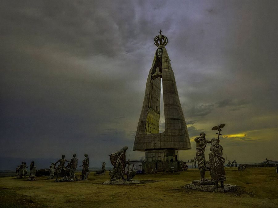 Imagem de aço de Nossa Senhora Aparecida, com 50 metros de altura